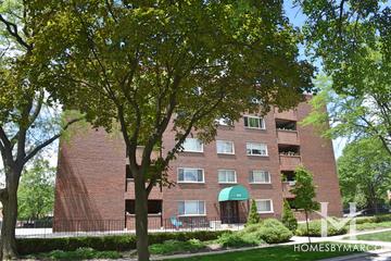 Arlington Plaza building in Arlington Heights, IL