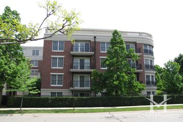 Les Maison building in Highland Park, IL