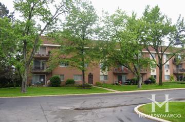 Royal Glen building in Glen Ellyn, IL