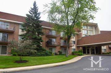 Royal Glen building in Glen Ellyn, IL