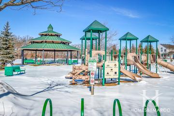 Longmeadow Estates subdivision in Mundelein, IL