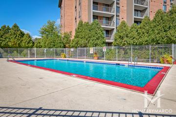 12 Oaks at Schaumburg building in Schaumburg, IL