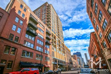 Photos of Gallery 400 building in Chicago, IL