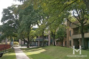 Hawthorn Estates building in Schaumburg, IL