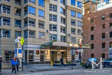 Plaza 440 Private Residences building in the River North neighborhood of Chicago, IL