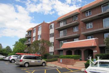 Spanish Courts building in Highland Park, IL