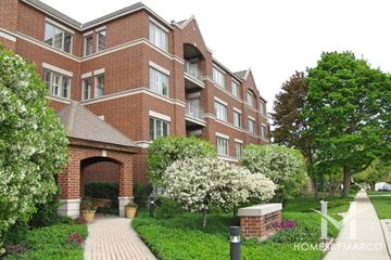 Sheridan Square building in Highland Park, IL