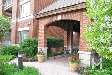 Sheridan Square building in Highland Park, IL