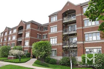 Sheridan Square building in Highland Park, IL