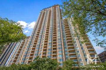 Lincoln Park 2520 building in the Lincoln Park neighborhood of Chicago, IL