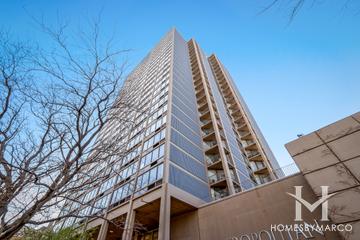 The Metropolitan building in the Edgewater neighborhood of Chicago, IL