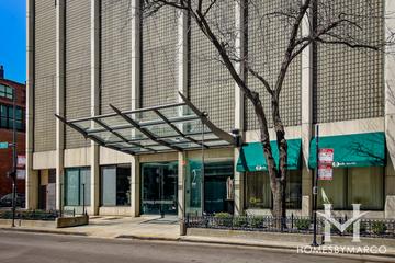 2 East Oak building in the Rush & Division neighborhood of Chicago, IL