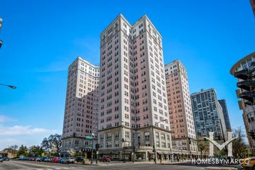 Edgewater Beach Apartments building in the Edgewater neighborhood of Chicago, IL