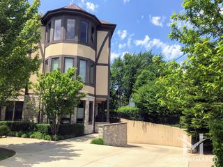 695 Roger Williams building in Highland Park, IL