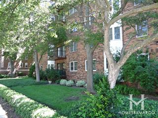 Oak Court Condominiums building in Evanston, IL