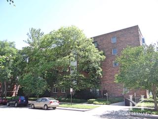 Oak Court Condominiums building in Evanston, IL