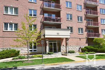 Benchmark building in Des Plaines, IL