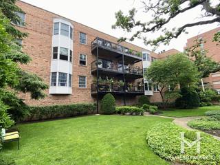 Hinman Court building in Evanston, IL