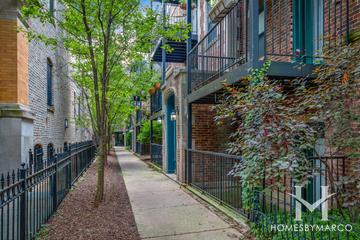 627 W. Arlington Pl building in the Lincoln Park neighborhood of Chicago, IL