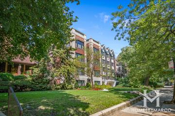 560 W. Deming Pl building in the Lincoln Park neighborhood of Chicago, IL