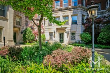 1038 W. Balmoral building in the Edgewater neighborhood of Chicago, IL