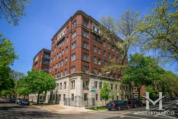 1038 W. Balmoral building in the Edgewater neighborhood of Chicago, IL