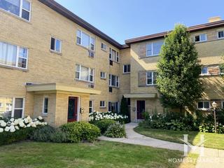 2123 Howard building in the Rogers Park neighborhood of Evanston, IL