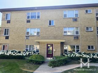 2123 Howard building in the Rogers Park neighborhood of Evanston, IL