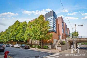 Willow Court building in the Wicker Park neighborhood of Chicago, IL