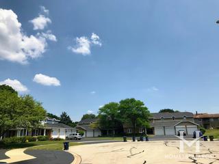 Creekside Court subdivision in Naperville, IL