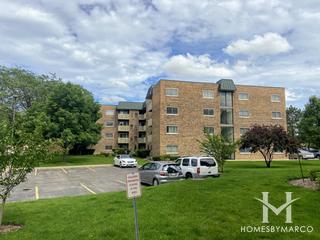 Twelve Oaks subdivision in Elk Grove Village, IL